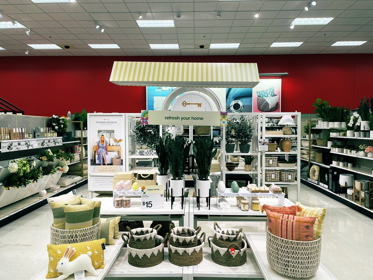 I love a good home zone to wrap up the busy weekend 🎯 spring is officially taking over #t1481 &amp; I’m loving every bit of it🌼 #workwhereyoulove #visualmerchandising <a href="/Tlbell21Keith/">kwb</a> <a href="/Neilussjfk/">Neil Crowley</a> <a href="/Ryan9Perry/">Ryan Perry</a> <a href="/Victoria_Eary/">Victoria Eary</a>