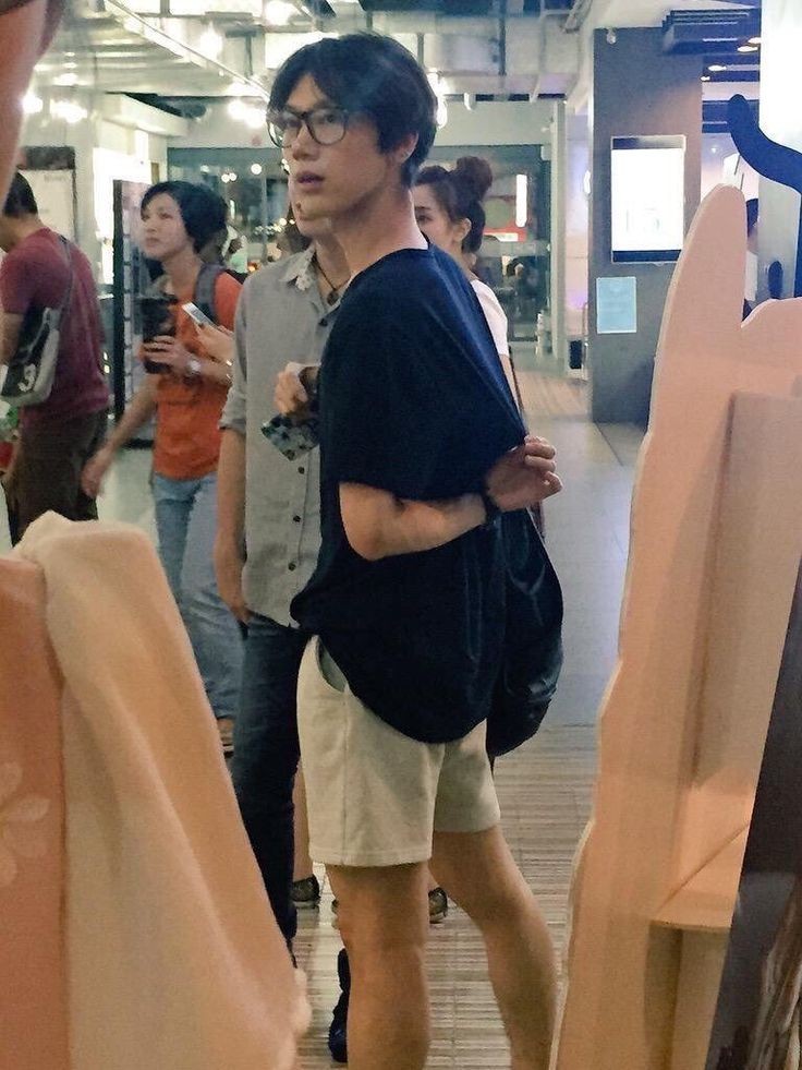 Izytenny's tweet photo. เตนล์เป็นไอดอลที่แต่งตัวเรียบง่ายมากเจอได้ในชีวิตจริงแต่โครตมีออร่าอ่ะฮือแกๆดูผช.คนนั้นดิหล่อเนาะ! https://t.co/44Euc0H1fg