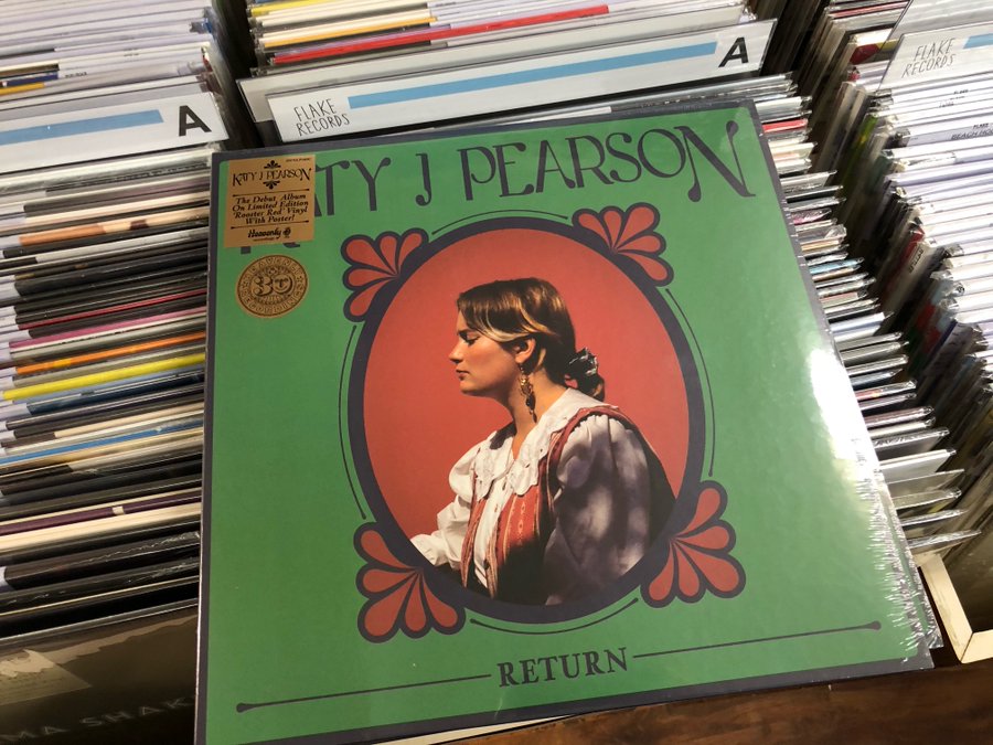 DAWA_FLAKE's tweet image. おすすめ中！名門HEAVENLYがサインしたUKの女性SSWデビュー作！ROOSTER REDカラー盤！オルタナティブというよりは素朴さを感じさせるギターポップやカントリー、ソウルなどを純粋にミックスした感じで妙に新鮮
KATY J PEARSON / RETURN (ROOSTER RED VINYL) / LP / ￥3,390 flakerecords.com/rcminfo.php?CO…