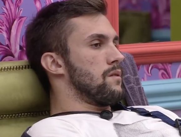 HugoGloss's tweet photo. Projota: “Sabe o que seria muito louco? Se o Gil saísse. Imagina? De repente a gente fica aqui achando que ele tá forte e as pessoas não tão aguentando ele lá fora”. 
Arthur: “Tem essa possibilidade mesmo” 

KKKKKKKKKKK ALGUÉM AVISA?? #BBB21 https://t.co/u29XZI2Sr6