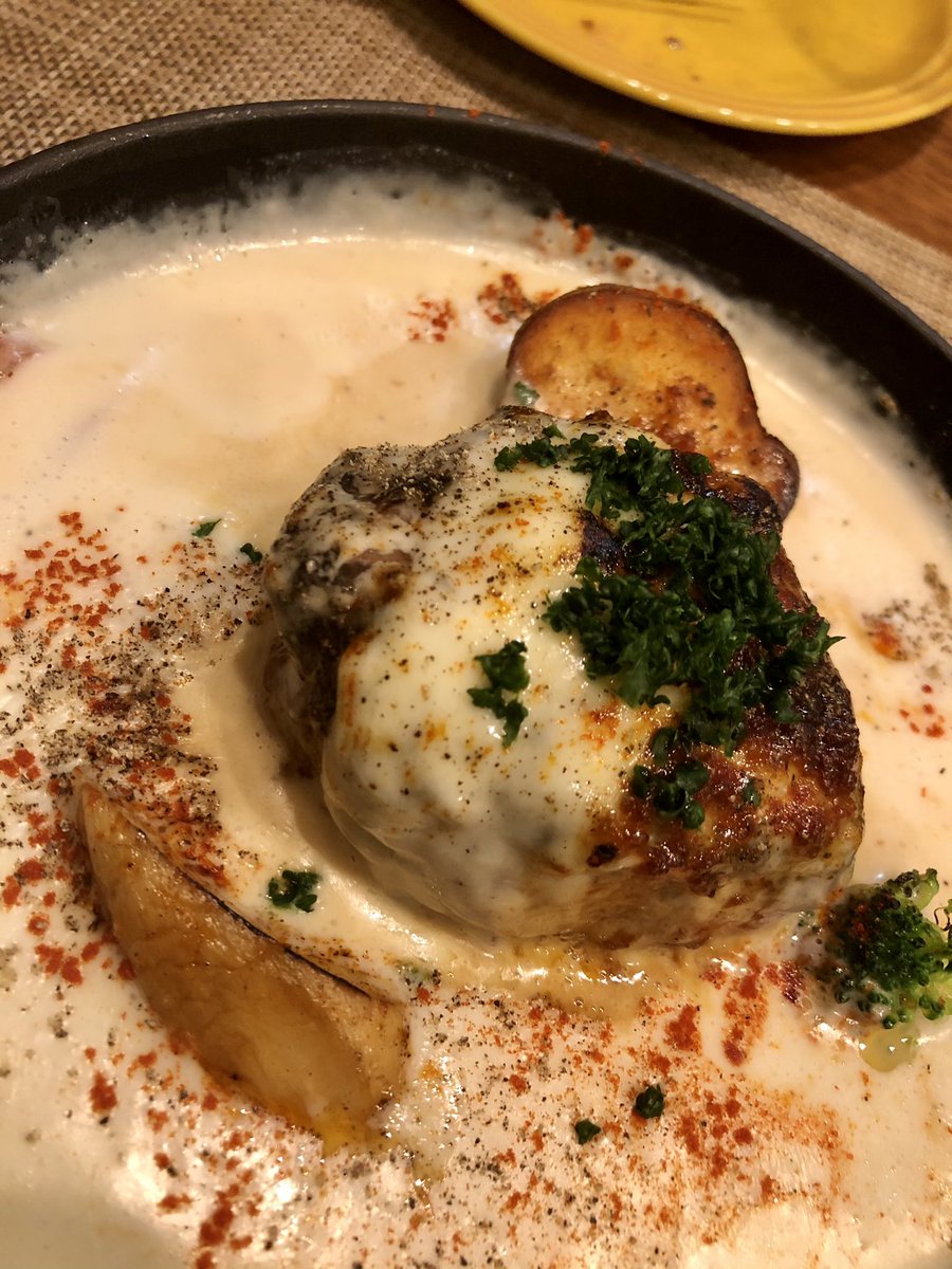 nao3870's tweet photo. お休みなので、お昼から失礼します🍴🍷✨
#KsTable #ケイズテーブル #赤ワイン #サラダバー #本日のスープ #奄夢豚ハンバーグ #十勝ラクレットのトロトロ焦がしチーズソース #蝗活 https://t.co/bmJgmngUuG