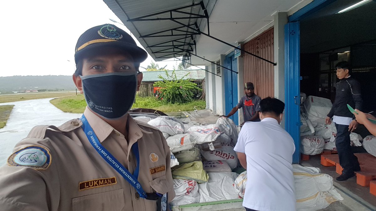 WilkerBiak's tweet photo. Pengawasan barang masuk di 
cargo bandar udara internasional Frans kasiepo biak, 
@BKIPMJayapura 
@HumasBKIPM https://t.co/Mjr5KAi4WM
