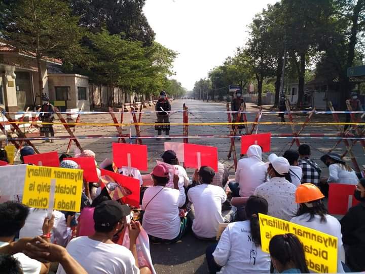 DubiKang's tweet photo. In spite of the polices are blocking on the road of China Embassy, people are still protesting peacefully. 
#WhatsHappeningInMyanmar #Feb22Coup
BURMA REVOLUTION
22.02.2021 https://t.co/YIt3HD82gm