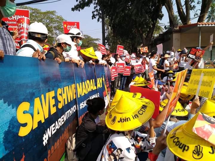 DubiKang's tweet photo. In spite of the polices are blocking on the road of China Embassy, people are still protesting peacefully. 
#WhatsHappeningInMyanmar #Feb22Coup
BURMA REVOLUTION
22.02.2021 https://t.co/YIt3HD82gm