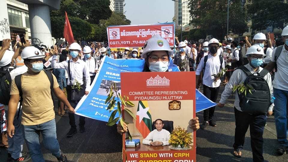IrrawaddyNews's tweet photo. Crowds are gathering in Sule, central Yangon, on Monday to participate in the nationwide general strike against the military regime. #WhatsHappeningInMyanmar https://t.co/Eu1xEQRfCS