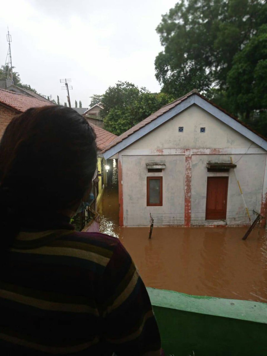 tersalur's tweet photo. Halo, sobat Tersalur! Gimana weekend kalian? Apakah kalian menjadi salah satu orang terdampak banjir? 

Kali ini, Tersalur akan berbagi cerita yang dialami Valen, salah satu korban banjir yang tinggal di daerah pinggiran sungai Ciliwung, tepatnya di Cijantung, Jakarta Timur. https://t.co/wCfG7BtPyR