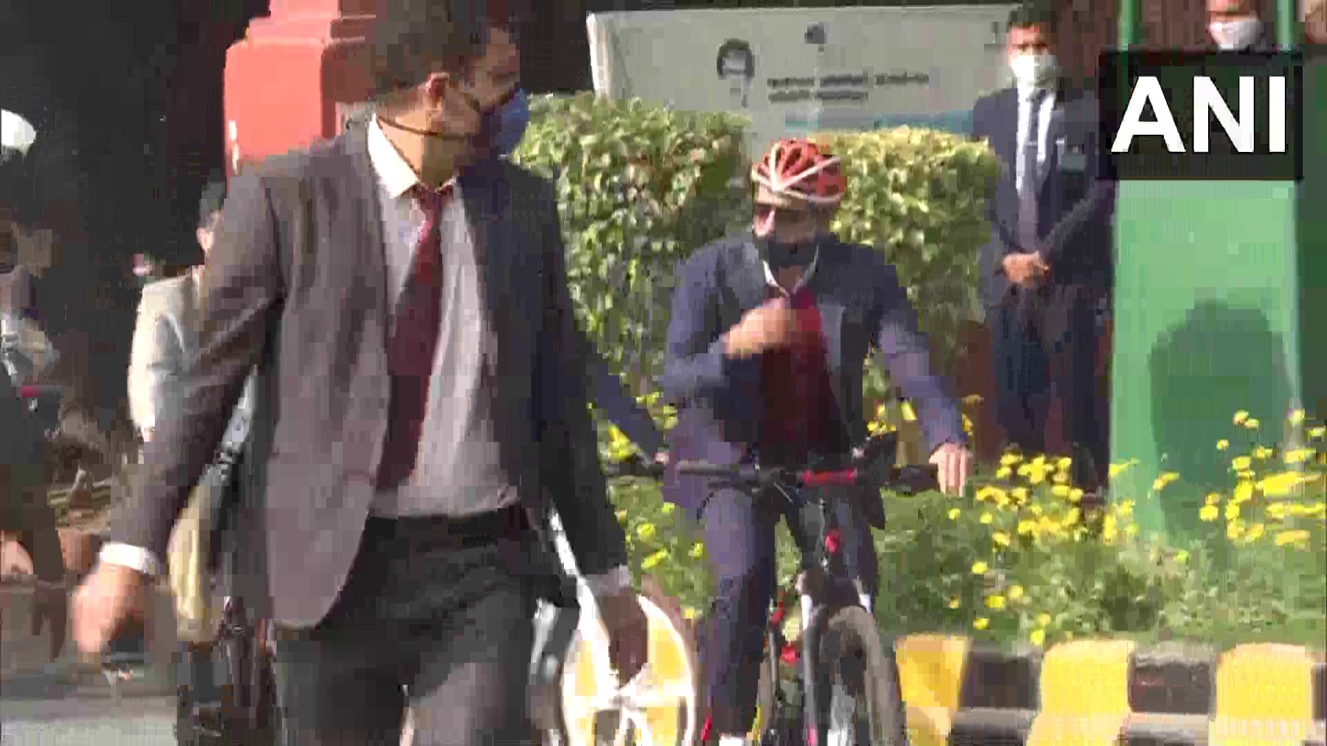 ANI on X: "Delhi: Robert Vadra rides bicycle from Khan Market to his office  in protest against the rising fuel prices https://t.co/kNtbDrRKQq" / X