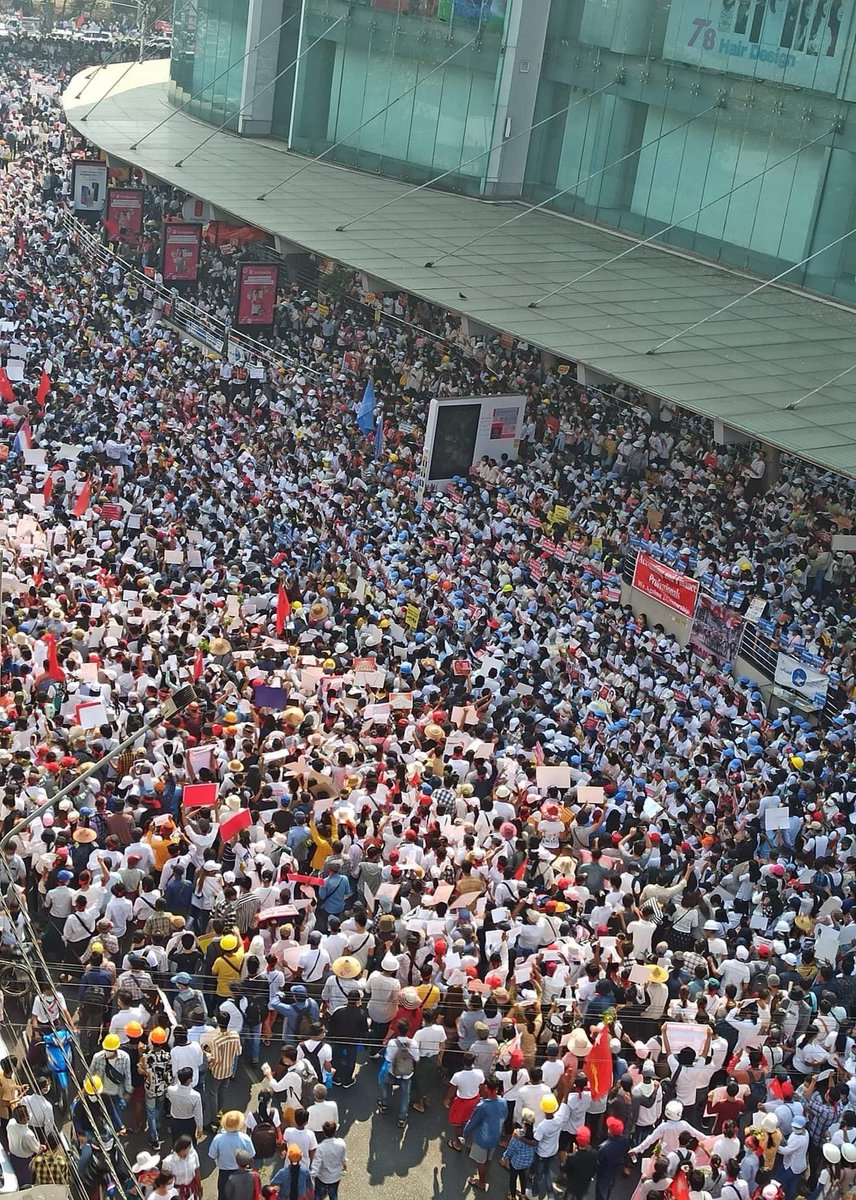 kozawzawaung's tweet photo. Hledan Junction, Yangon Feb 22 9:25AM
Today Massive gathering to call for release of detained #DASSK and democratic leaders, and return to democracy.
#WeSupportCPRH #CommitteeRepresentingPyidaungsuHluttaw #WhatsHappeningInMyanmar #WeSupportCDM https://t.co/VmLEOAk7OZ