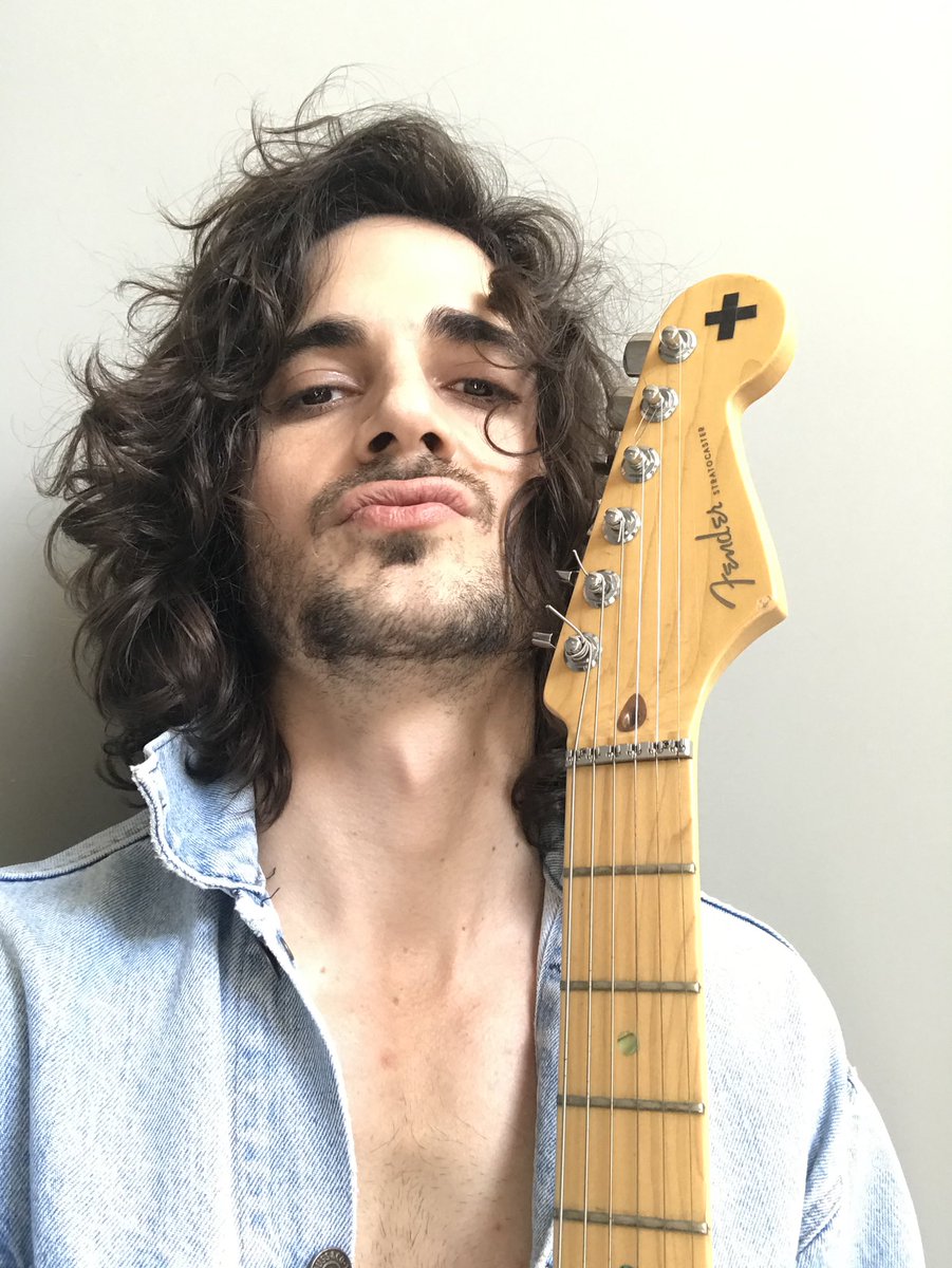 Fiuk's tweet photo. Se essa não for exclusiva eu me retiro dessa conta!!! Felizmente Fiuk não tá vendo a decepção que ele contratou https://t.co/D6yPXeZgxM