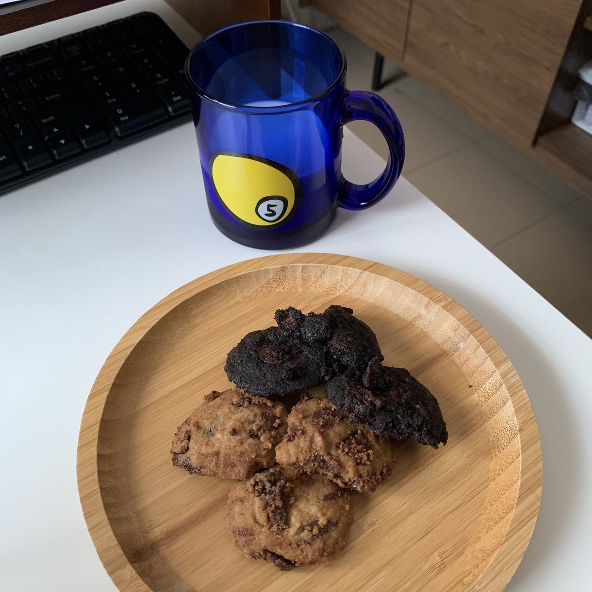 najjwa41's tweet photo. Supporting local #MYIC small business 🌸✨ Sedap okay cookies ni 😭 not too sweet which is I suka gila huhuhu. Boleh beli dgn mak @Achmal 🥰 https://t.co/L7URgc0oz0