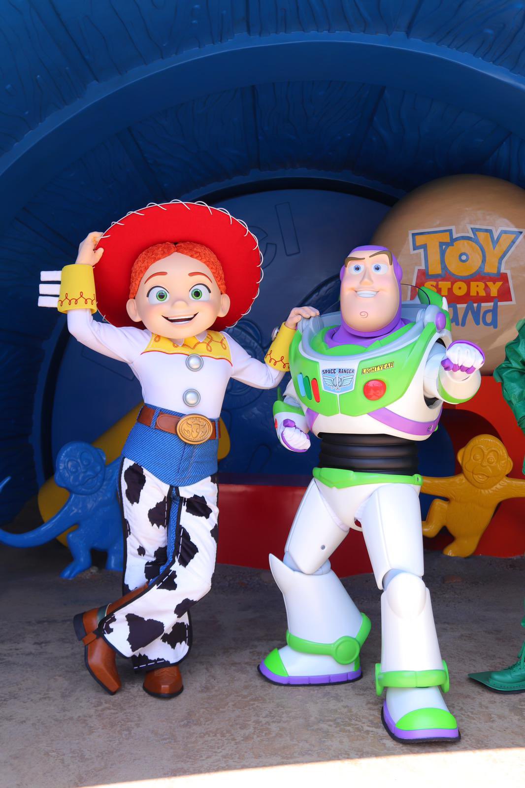 ゆうき なんと 香港ディズニーランド の バズ と ジェシー も ニューフェイス になりました めっちゃかっこよくなってる 比較画像です 左 旧顔 日本 右 新顔 香港 T Co 4hp32s1zun Twitter