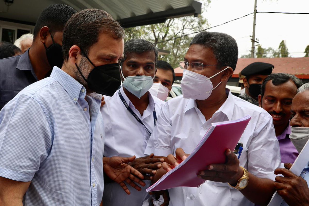 INCIndia's tweet photo. Survivors of the Kozhikhode plane crash that occured in August 2020 meet with Shri @RahulGandhi at Kalpetta, Kerala.

#RahulGandhiWithWayanad https://t.co/rqwCxbmRys