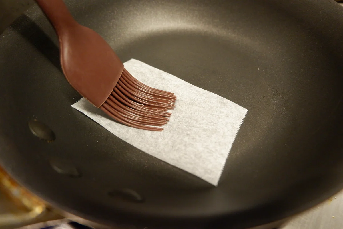 皮が剥がれやすい魚を焼くときは？クッキングシートを使うといい！