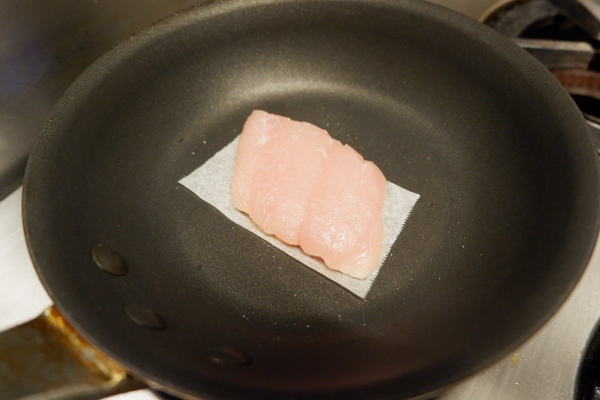 皮が剥がれやすい魚をフライパンで焼く時は 小さく切ったクッキングシートに油を塗り それを敷いて焼くと綺麗に仕上がります テフロンパンが無い時や テフロン加工がハゲているけど魚を焼きたい時にお試しください ちなみに鶏のコンフィを焼く時もこの方法で綺麗に