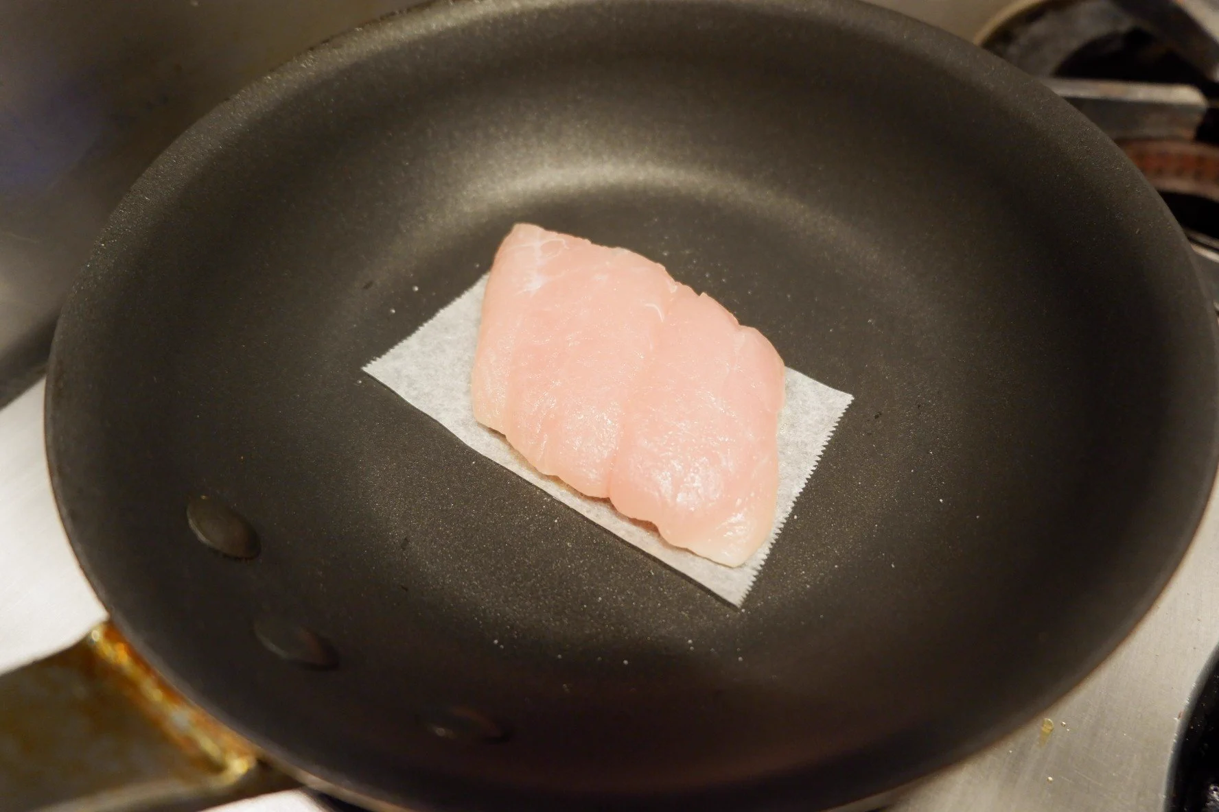 皮が剥がれやすい魚を焼くときは？クッキングシートを使うといい！