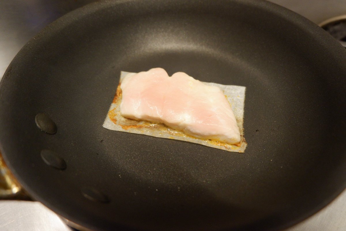 皮が剥がれやすい魚をフライパンで焼く時は 小さく切ったクッキングシートに油を塗り それを敷いて焼くと綺麗に仕上がります テフロンパンが無い時や テフロン加工がハゲているけど魚を焼きたい時にお試しください ちなみに鶏のコンフィを焼く時もこの方法で綺麗に 皮が剥がれやすい魚をフライパンで焼く時は 小さく切ったクッキングシートに油を塗り それを敷いて焼くと綺麗に仕上がります テフロンパンが無い時や テフロン加工がハゲているけど魚を焼きたい時にお試しください ちなみに鶏のコンフィを焼く時もこの方法で綺麗に