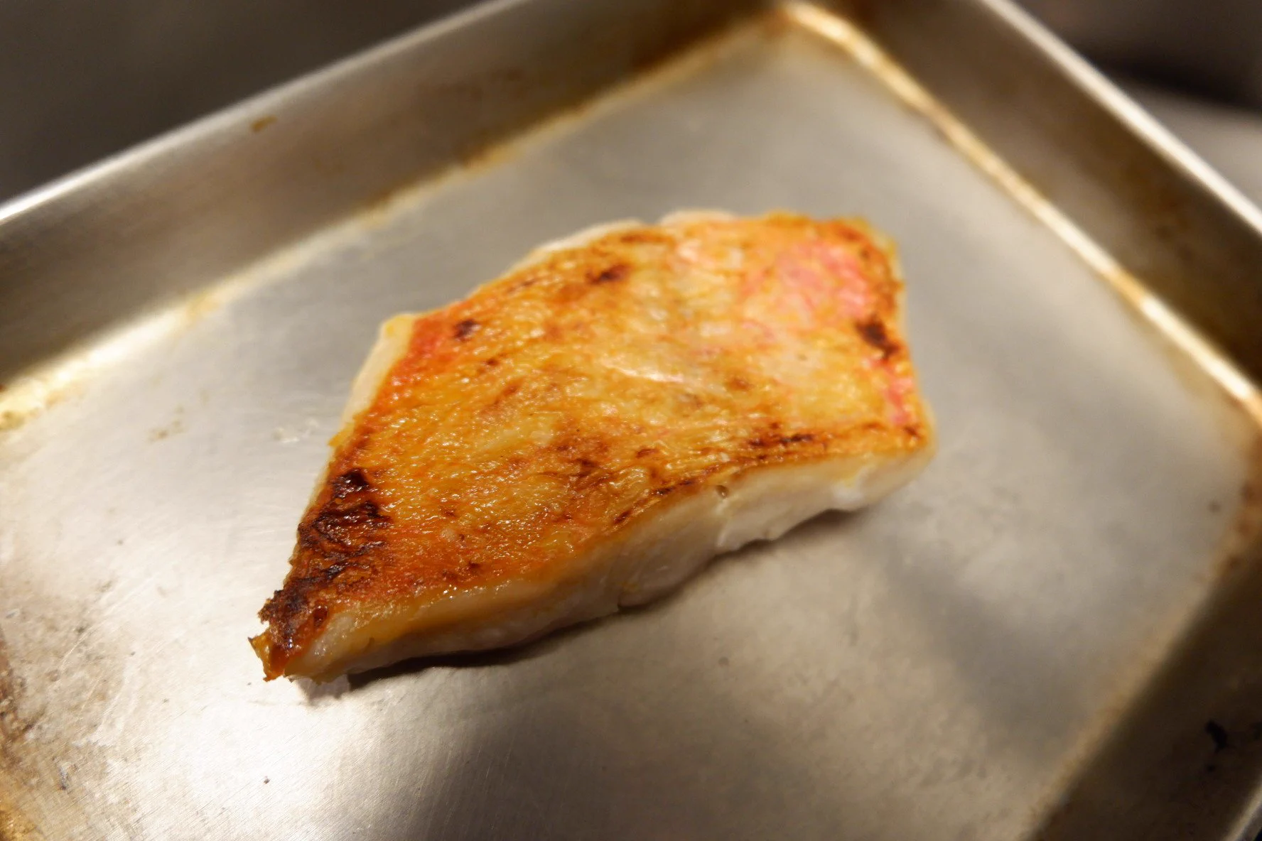 皮が剥がれやすい魚を焼くときは？クッキングシートを使うといい！