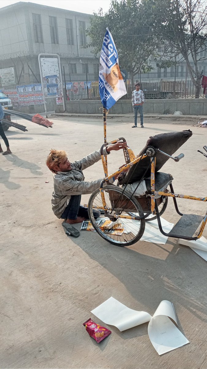 GhanendraB's tweet photo. आम आदमी पार्टी की ताकत है ऐसे 👇समर्पित कार्यकर्ता जो दिव्यांग होने के बाद भी पूरे उत्साह और ऊर्जा के साथ पार्टी के प्रचार प्रसार में जुटे हुए हैं।

रोहिणी C वार्ड 32N से @AamAadmiParty के उम्मीदवार रामचंद्र जी के समर्थन मे शाहबाद डेयरी का एक एक व्यक्ति एकजुट है।
@ArvindKejriwal https://t.co/a8s2nQERqa