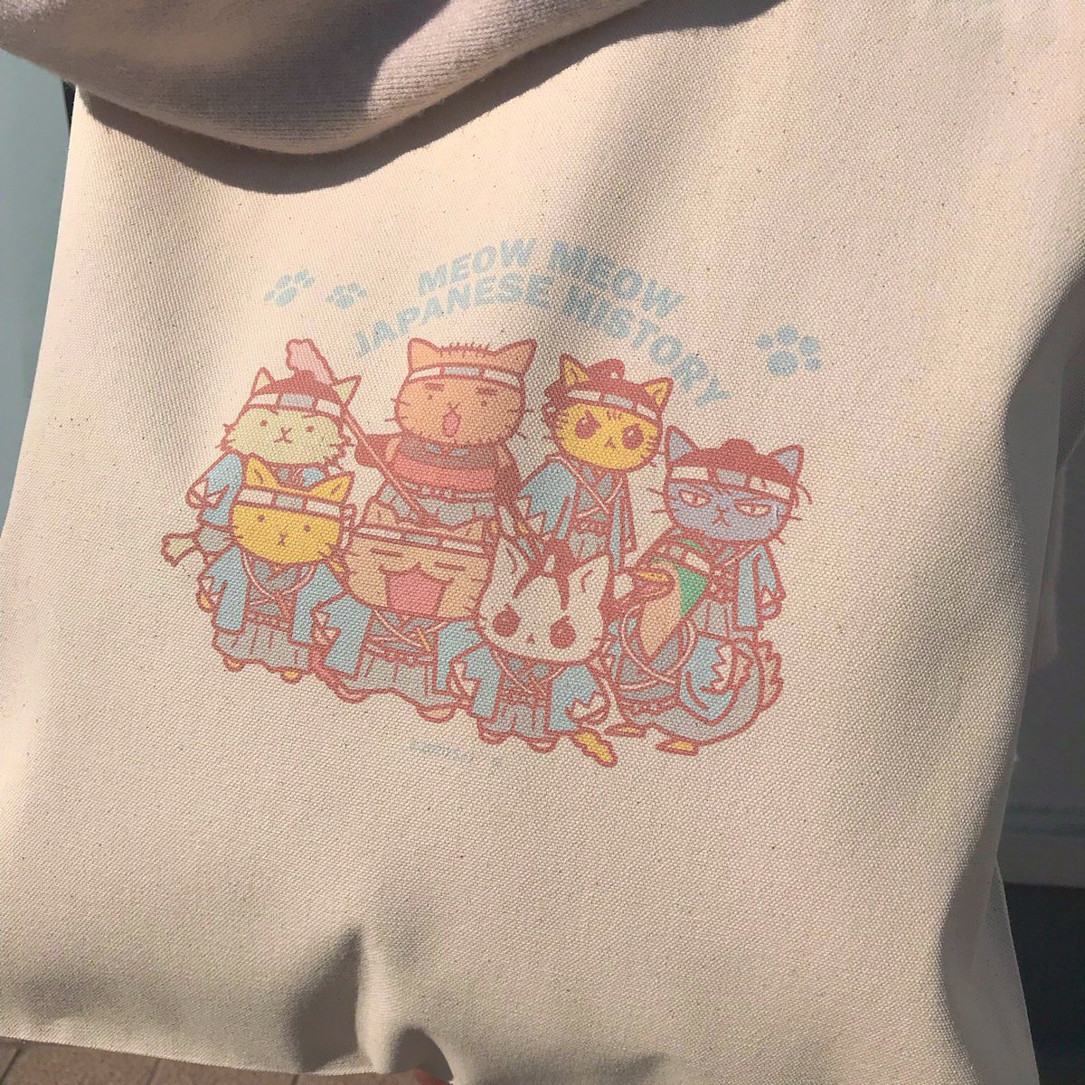 コミックねこねこ日本史公式 ねこ 新選組 日本史の重要人物がねこで学べる大人気コミック ねこねこ日本史 10巻に新選組トートバッグが付いた 数量限定版 20円 にゃんにゃん 税 楽天ブックス限定版 ご予約はお早めに T Co Mwudtitnub