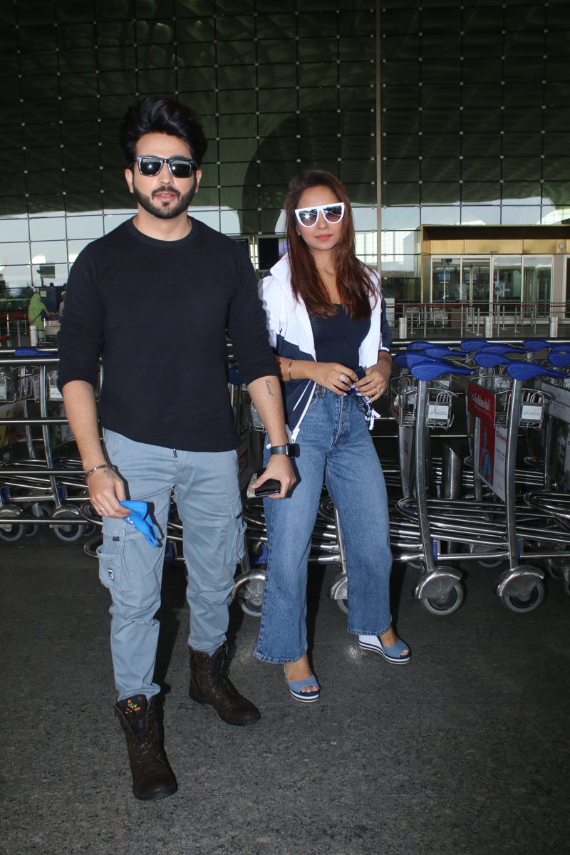 AccessTV2's tweet photo. Video Link - https://t.co/mDphzFlkeJ

#dheerajdhoopar #vinnyarora #Accesstv
Dheeraj Dhoopar With Wife Vinny Arora Snapped At Airport @DheerajDhoopar #dheerajdhoopar https://t.co/VO4aOPWmlD