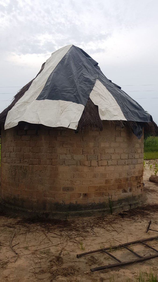 tamiswa_njovana's tweet image. Meet Sekuru Moses Muroyi 98 years Mahende village ward 11, Shurugwi. Never got married, no kids.He is on his own☹️ This is the state of his life. Hoping someone here will help him out with something. Please get in touch with me so ur contribution reaches him DIRECTLY.