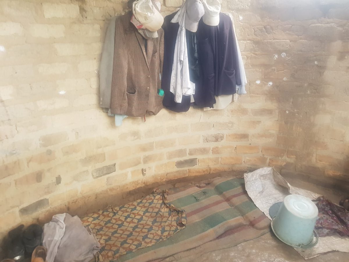 tamiswa_njovana's tweet image. Meet Sekuru Moses Muroyi 98 years Mahende village ward 11, Shurugwi. Never got married, no kids.He is on his own☹️ This is the state of his life. Hoping someone here will help him out with something. Please get in touch with me so ur contribution reaches him DIRECTLY.