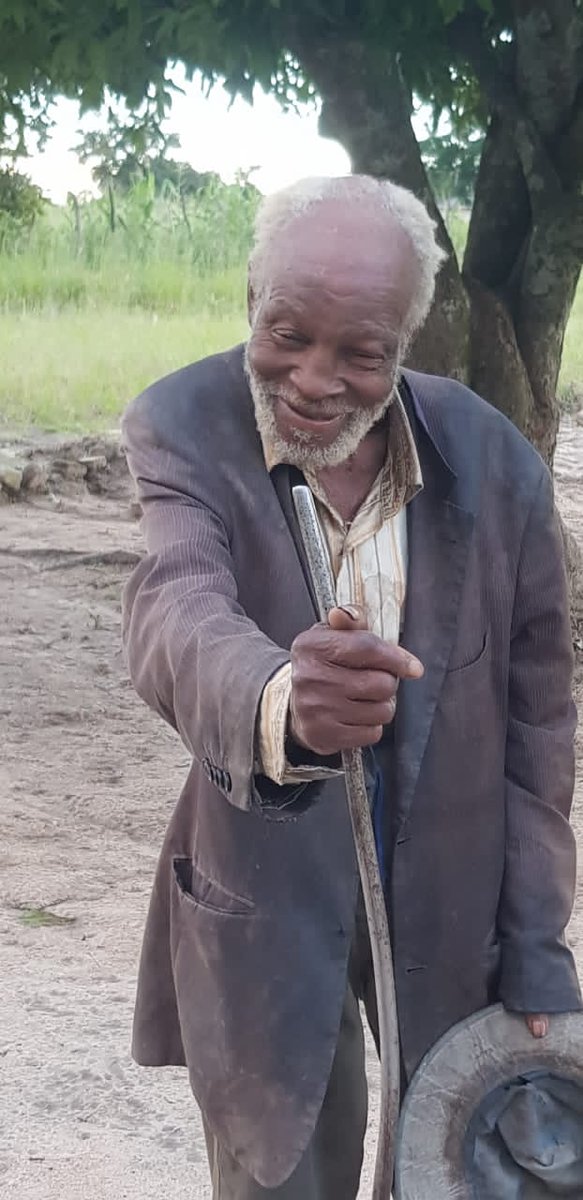 tamiswa_njovana's tweet image. Meet Sekuru Moses Muroyi 98 years Mahende village ward 11, Shurugwi. Never got married, no kids.He is on his own☹️ This is the state of his life. Hoping someone here will help him out with something. Please get in touch with me so ur contribution reaches him DIRECTLY.
