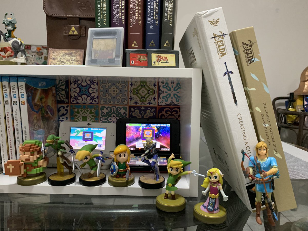 @RetroGamingDev @GifZelda @Retrogamebrews @Kuniotchi @ColonelFalcon @ProducerBTW @NerdOutWithMe @DonniegRetro @zeldawilliams @ZeldaUniverse @JayFunktastic These are my Zelda stuff! My treasure!