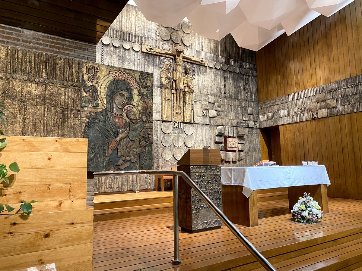 Parroquia Santísimo Redentor. MADRID
Iluminación arquitectónica, la importancia de jugar con ópticas y potencias para dar protagonismo a los distintos  elementos de la capilla, efectos que generan distintos ambientes con gran dramatismo.
ledshomelighting.es