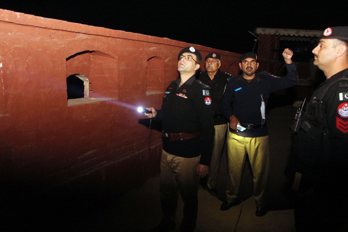 PeshawarCCPO's tweet photo. SSP Operations #Peshawar Yasir Afridi paid a surprise visit to #Matani Police Station.
During the visit, security arrangements, registers and weapons of the police station were checked. https://t.co/4y5lOSl73o