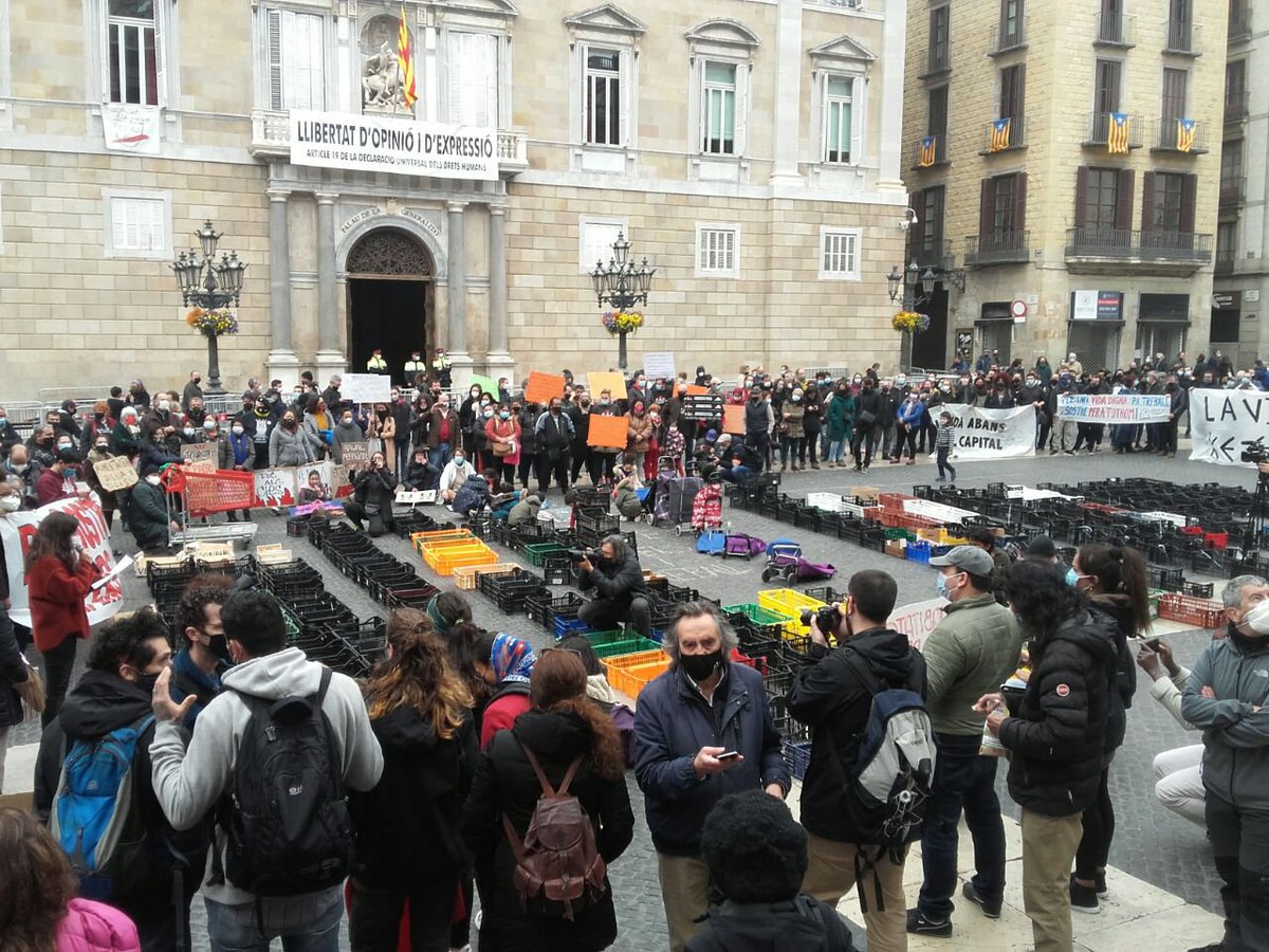 Ahir a Plaça Sant Jaume, amb <a href="/VecinesCv/">Vecines en Red CV</a> i amb les #xarxessuportmutubcn, en una concentració que va ser demostració de força i exigència a les institucions públiques d'assumir les seves responsabilitats.
Solidaritat, organització i suport mutu.
#interxarxesbcn #vidaabansquecapital