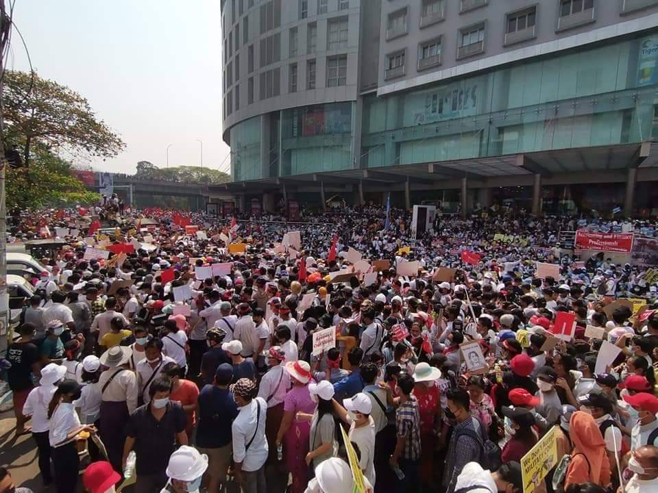 BURMA REVOLUTION
22.2.2021
Mass protests in Hledan, Yangon
#BurmaGeneralStrike 
#Feb22Coup
#WhatsHappeningInMyanmar