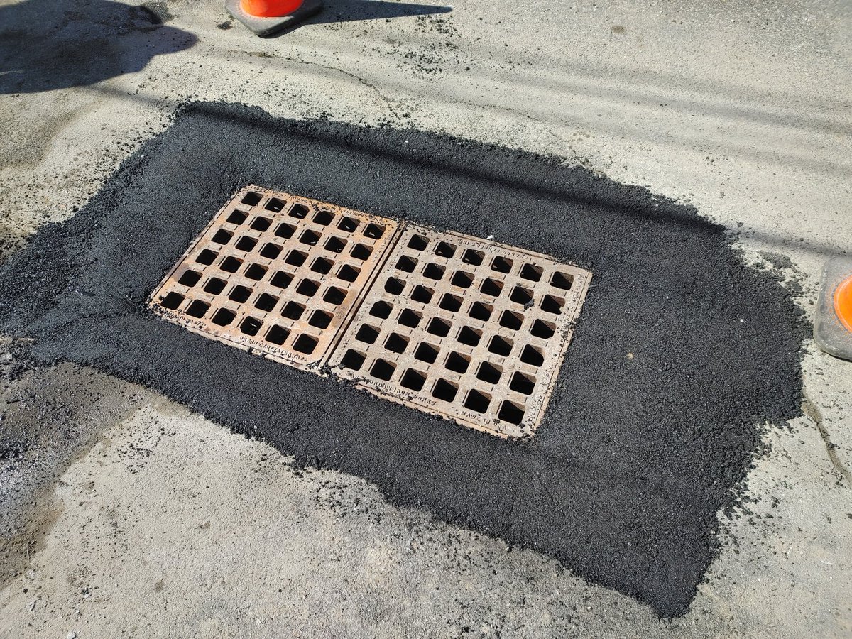 NeedhamDPW's tweet photo. #PublicWorksMakesItHappen #ForTheLoveOfNeedham #waterandsewer #NeedhamDPW
Last week the Water &amp; Sewer Division replaced 2 catch basins along the edge of the roadway where puddling occurred on Maple St. On Monday the crew returned to fill in the area hot mix asphalt. https://t.co/kbx6xP3vKE