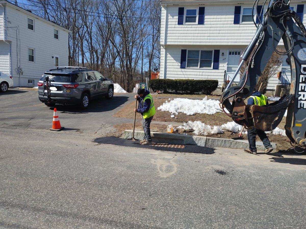 NeedhamDPW's tweet photo. #PublicWorksMakesItHappen #ForTheLoveOfNeedham #waterandsewer #NeedhamDPW
Last week the Water &amp; Sewer Division replaced 2 catch basins along the edge of the roadway where puddling occurred on Maple St. On Monday the crew returned to fill in the area hot mix asphalt. https://t.co/kbx6xP3vKE
