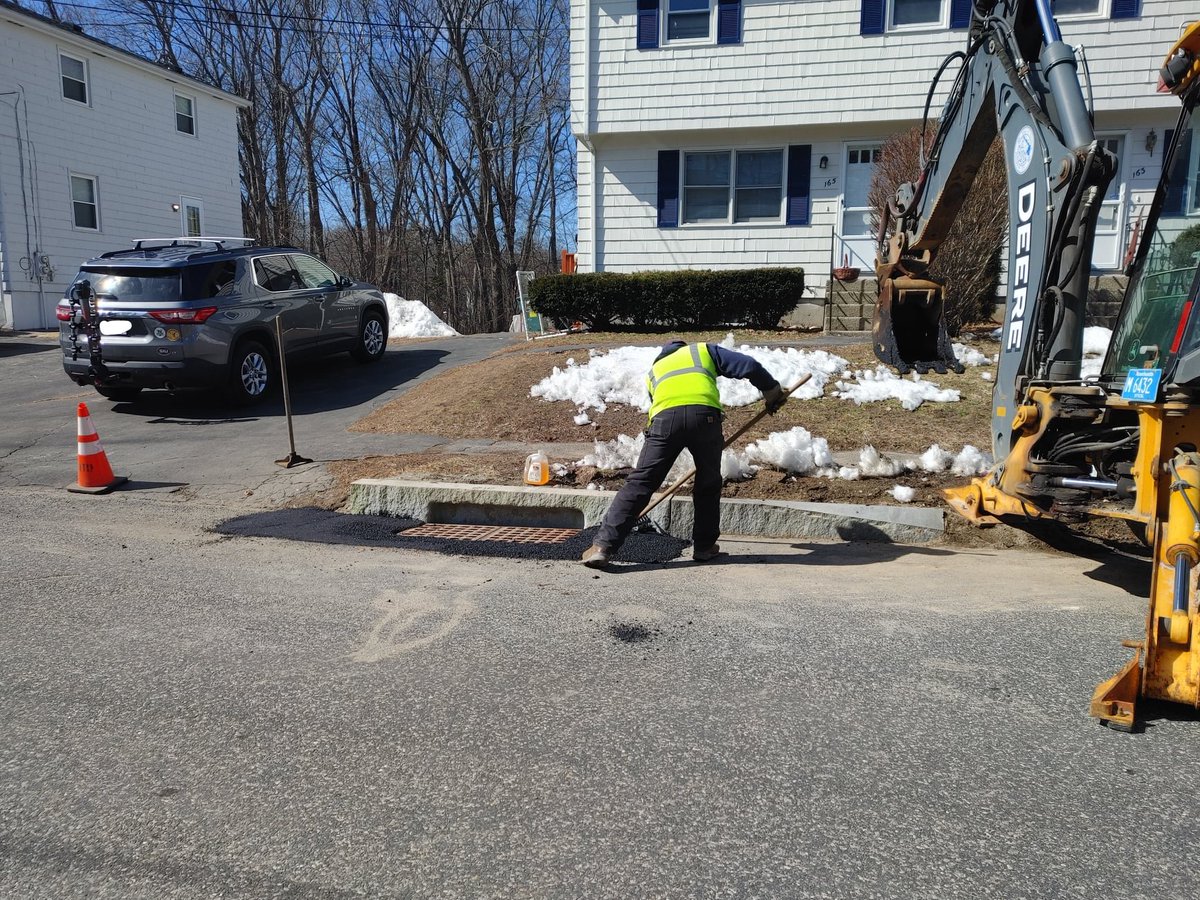 NeedhamDPW's tweet photo. #PublicWorksMakesItHappen #ForTheLoveOfNeedham #waterandsewer #NeedhamDPW
Last week the Water &amp; Sewer Division replaced 2 catch basins along the edge of the roadway where puddling occurred on Maple St. On Monday the crew returned to fill in the area hot mix asphalt. https://t.co/kbx6xP3vKE