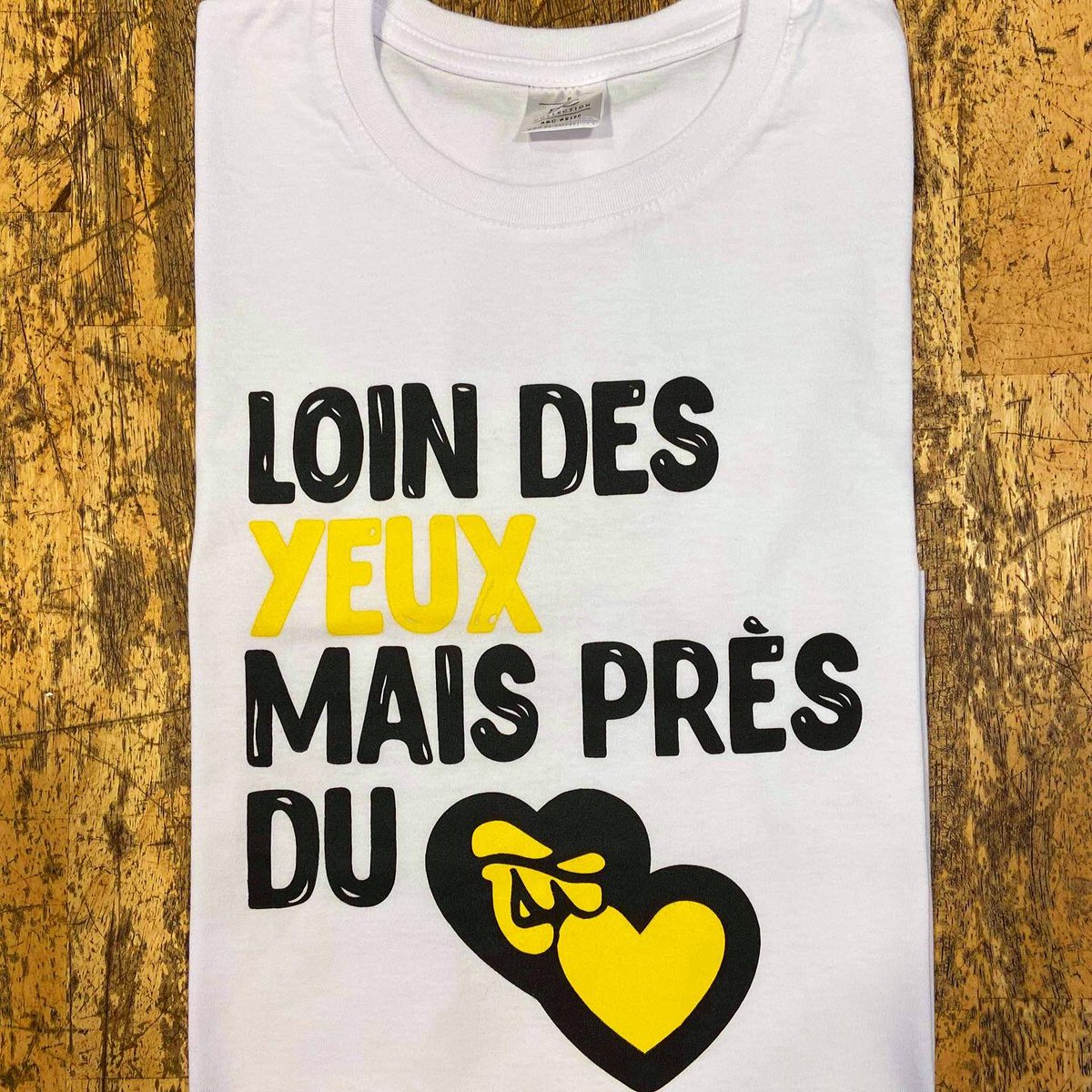 cheztontontlse's tweet image. Parce que faire des vannes sur Twitter c’est bien, mais ça fait pas tout. 

Pour notre 42ème anniversaire, et notre 1er intelligent, on lance l’opération «Loin des yeux mais près du 💛»

Une vente de t-shirts au profit des @restosducoeur pour les personnes du coin dans le besoin.
