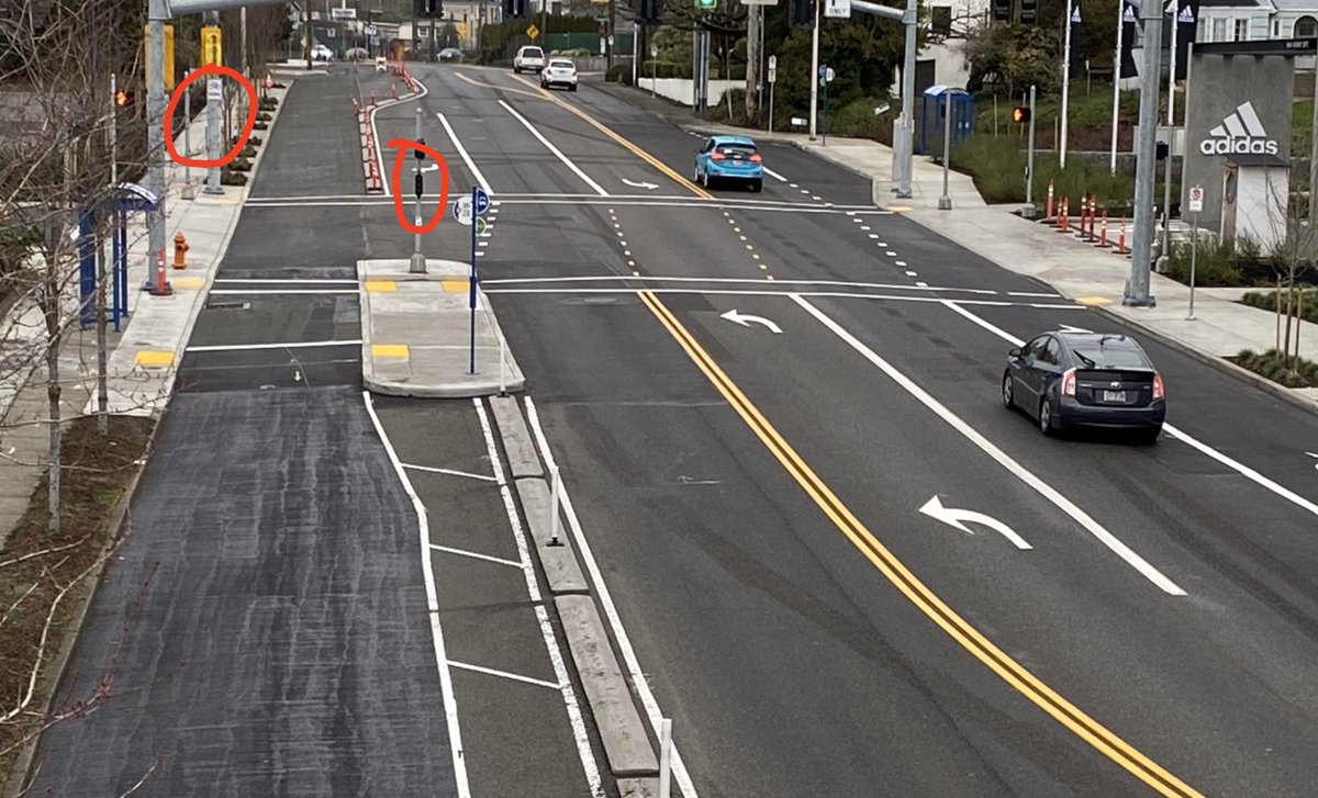 BikePortland's tweet photo. Oh hello new bike signals on N Greeley Ave 👀. https://t.co/6jdU1SQo8Q