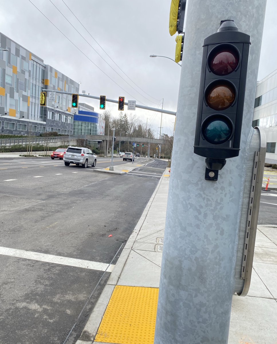 BikePortland's tweet photo. Oh hello new bike signals on N Greeley Ave 👀. https://t.co/6jdU1SQo8Q