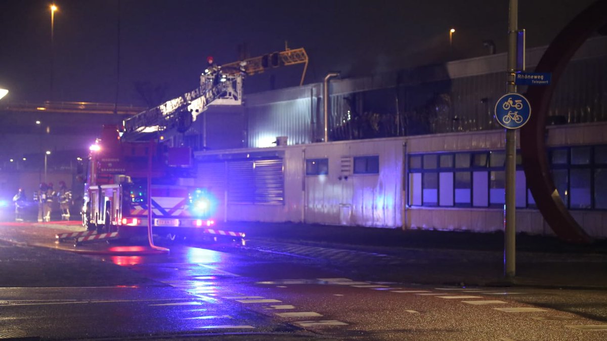 Vanaf de Rhoneweg zijn inmiddels geen uitslaande vlammen meer te zien ..