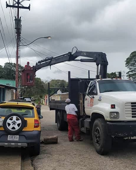 #RUTA200 🚩 Gracias a la gestión de Nuestra Gobernadora Yelitza Santaella, se realizó la instalación de 20 luminarias en el sector La Voz del Río de la Parroquia Las Cocuizas de #Maturin en conjunto con el personal de Corpoelec. @NicolasMaduro @GobMonagas_ @_LaAvanzadora