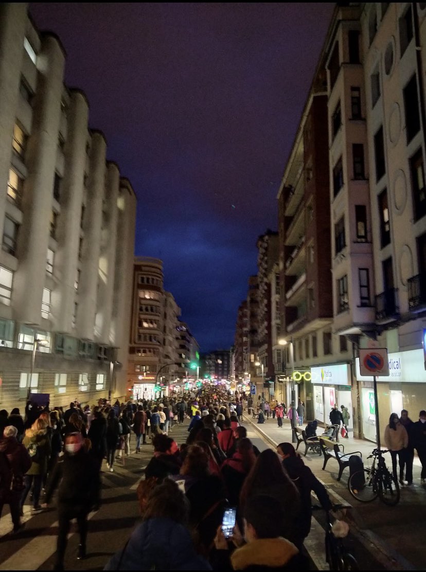 GA_araba's tweet photo. Euskal Herri osoan bezala, gaur Gasteizen ere emakumeon eskubideak aldarrikatu ditugu, jada egin ezin duten pentsonengatik, guregatik borrokatu dutenengatik, bidea sortu zutenengatik... Emakumeak aske izan nahi dugulako!

Gora emakumeon borroka!
#M8 https://t.co/gyKmzFWAAg