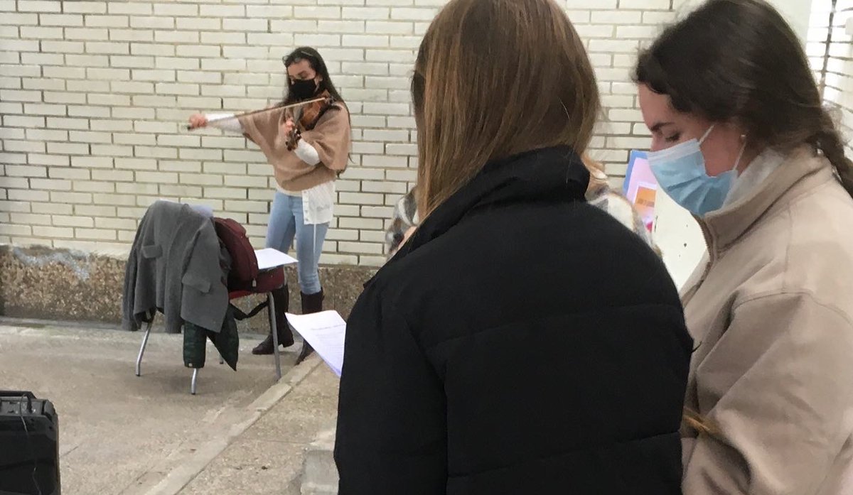 iestovar's tweet photo. 👁 Nuestro recreo poético dedicado al Día de la Mujer:
“Libre te quiero, 
como arroyo que brinca 
de peña en peña. 
Pero no mía...”
💜🌲🏫🌲
#8DeMarzo2021
#centrosbits de #educacyl https://t.co/9peV2yoZ6D