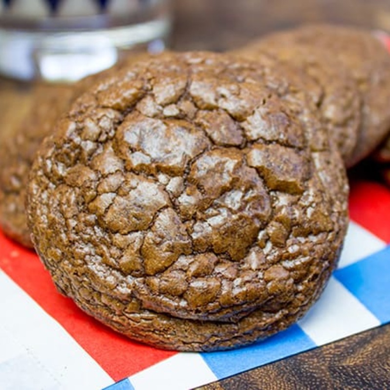 EatsnSweets's tweet photo. Don’t be fooled by the fact that they only have 6 ingredients, these Crinkly Brownie Cookies are rich, fudgy and totally addicting!
#dinnerthendessert #foodblogger