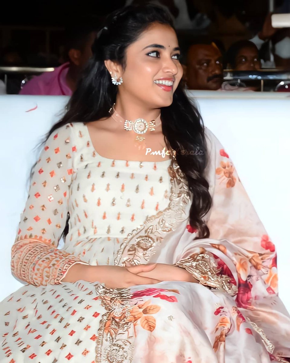 PMFCKerala's tweet photo. #Sreekaram Pre Release Event🧚‍♀️💙!!

Queen smiling 😍❤️

#SreekaramPreReleaseEvent
#PriyankaMohan #Doctor
#Suriya40 https://t.co/cgbDZZRUTr