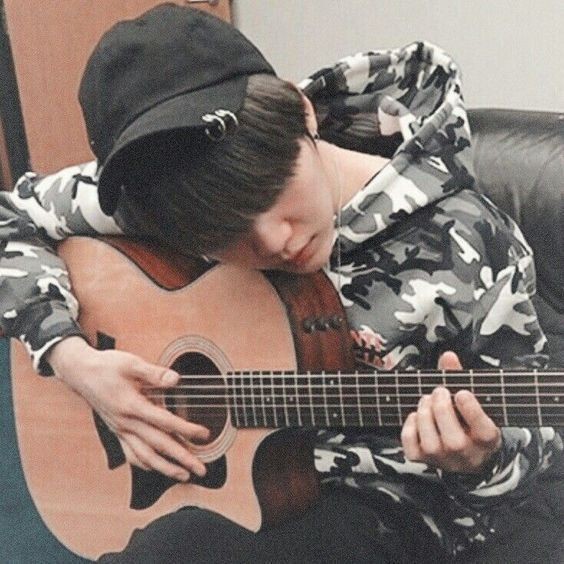Katmochi1's tweet photo. @BTS_twt feliz cumpleaños a nuestro gigi 🍊💜 el es mi lugar seguro
#HappyBirthdayYoongi #HAPPYSUGADAY #HappyBirthdaySUGA #YoongiDay https://t.co/cmSCgM2F5j