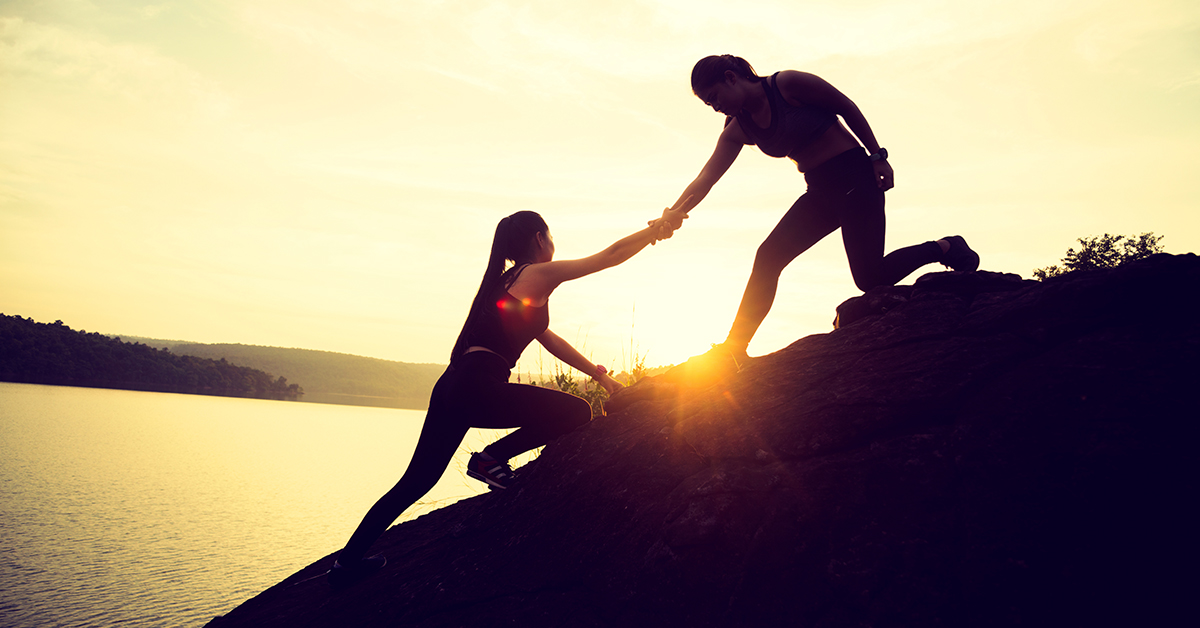 Сопровождение человека. Мальчик спасает девочку из воды. Мужчина спасает на руках девушку. Человек висит над пропастью. Человек протягивает руку другому.