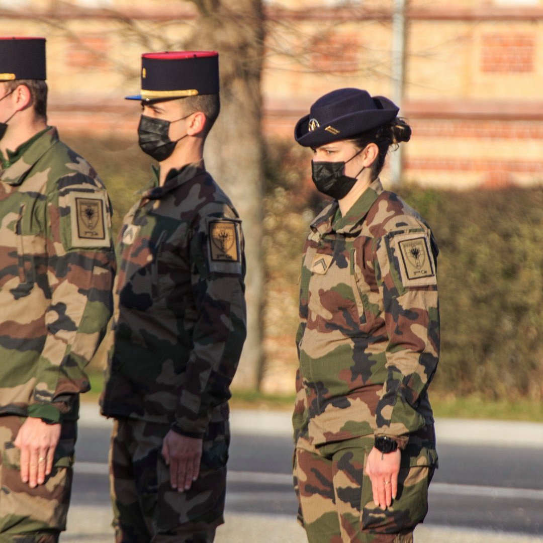 1er_ri's tweet photo. Le #1erRI rend hommage aux femmes au service de la France quels que soient leurs grades et leurs métiers. Combattantes, courageuses et volontaires, elles portent haut les couleurs du régiment et de l'Armée de Terre.
#JourneeDesDroitsDesFemmes   
#operationnELLES https://t.co/H1y4DzbVFw