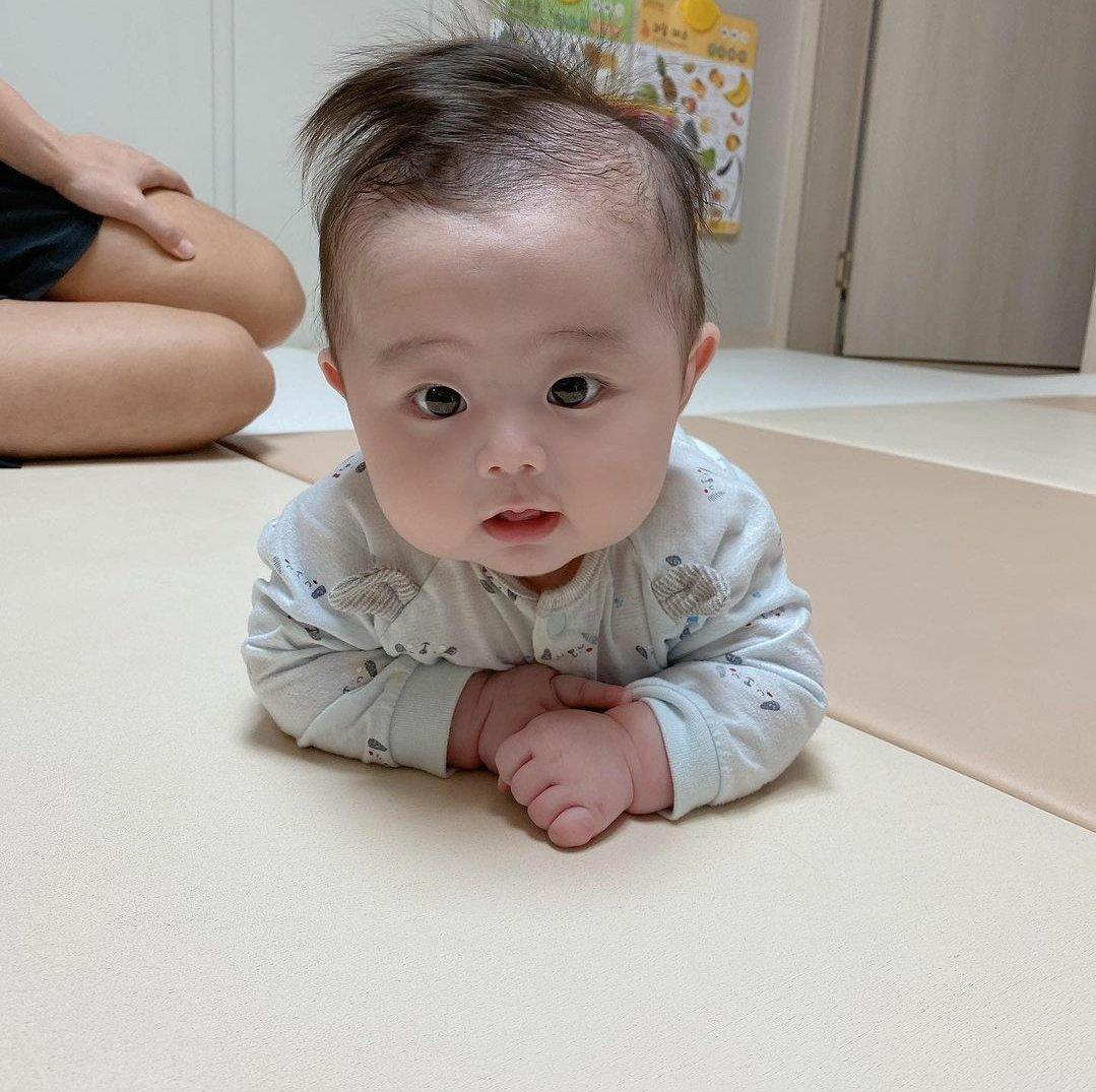 caeyeona's tweet photo. @kimdoyeoung hihi angkasa kemarin genap 4bulan, uncle! https://t.co/uxACNtGvBp