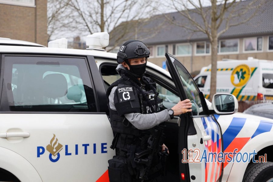 Zwaarbewapende agenten bij woning in de wijk Schuilenburg #Amersfoort. 112Amersfoort.