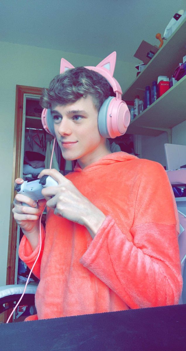 The countdown has begun! 👀
Rourke will start streaming in ONE week! 😊 Join him on March 15th, on his Twitch channel  m.twitch.tv/diamondrourke/… 
See more info on IG and his Discord server linktr.ee/rourke 
See you there! ❤❤

#Rourke
#RourkesDiamonds 
#twitch 
#streaming